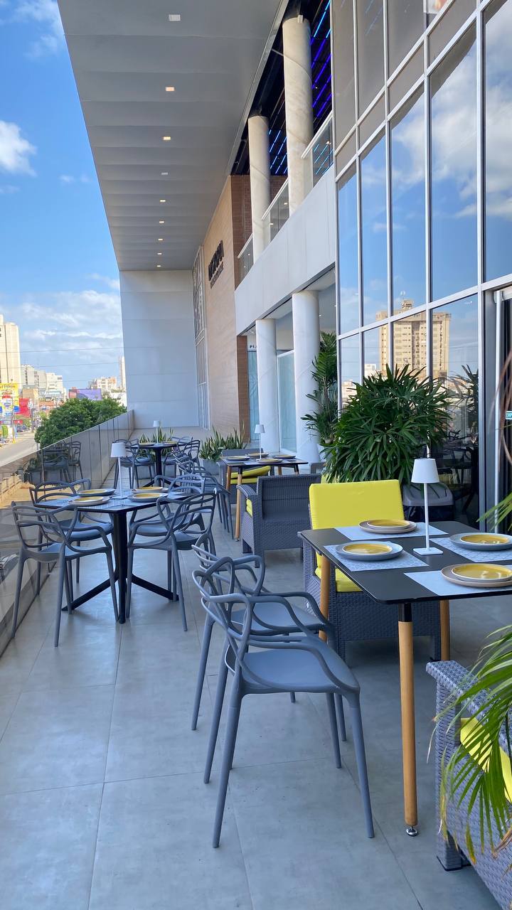 Terraza con vista a la ciudad de la pizzería y cafetería Fresco Olivo, Centro Comercial Plaza 72, Maracaibo, Zulia