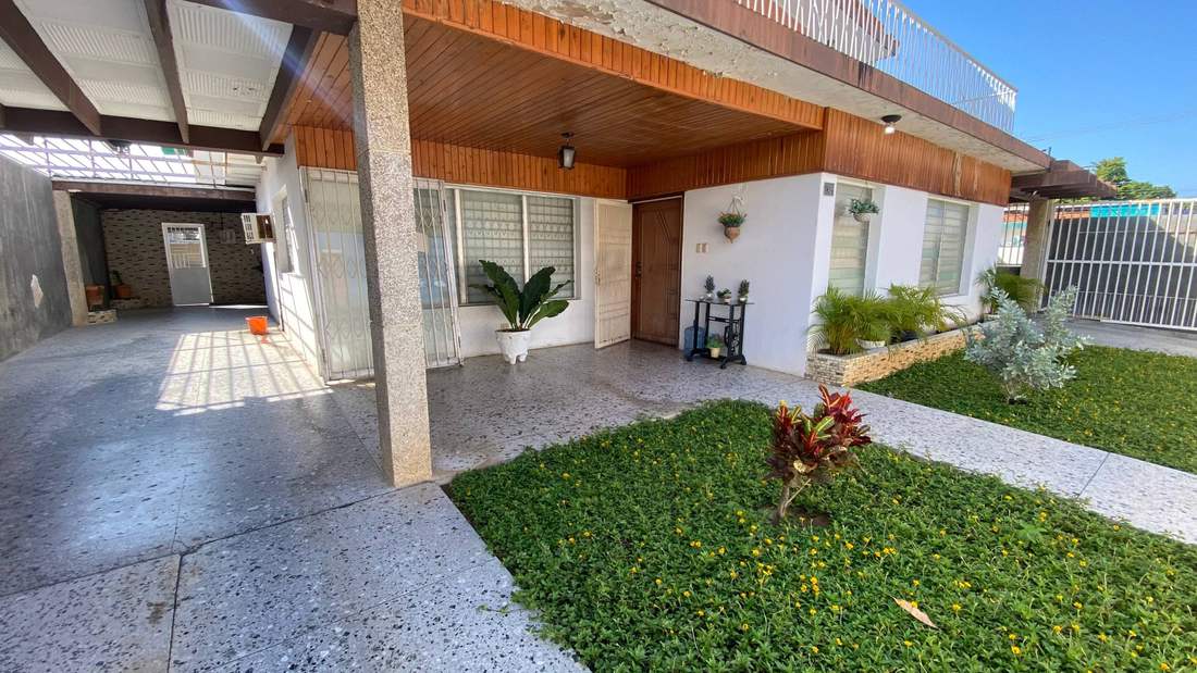 Entrada y jardín de la casa quinta de dos plantas en el sector Indio Mara, Maracaibo, Zulia