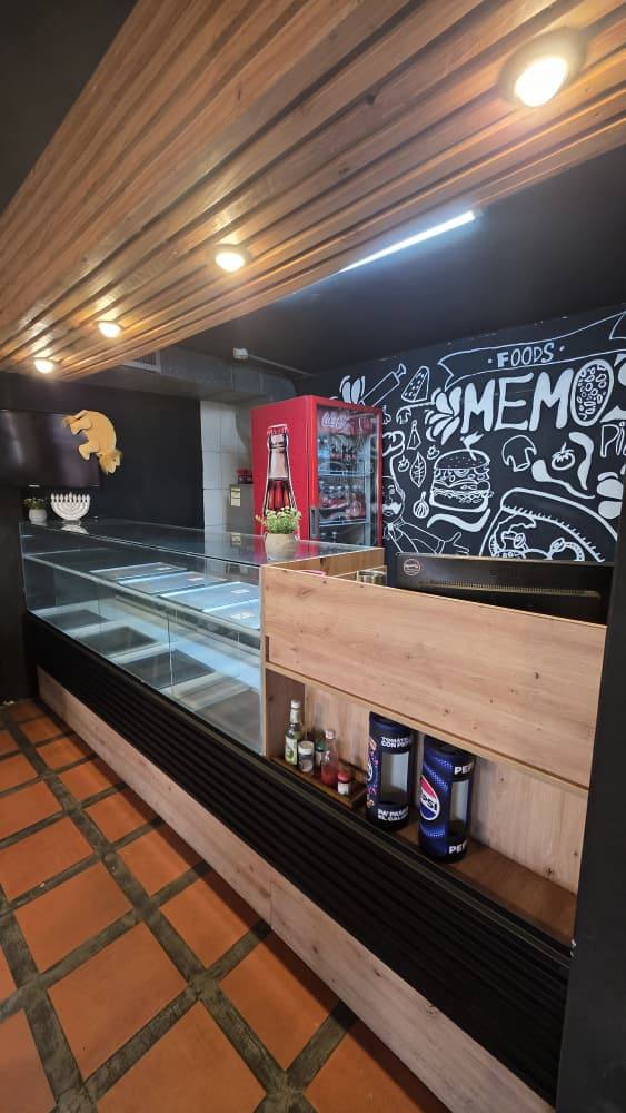 Mostrador con vitrina exhibidora del punto comercial de pizzería en la Av. Fuerzas Armadas, Maracaibo, Zulia
