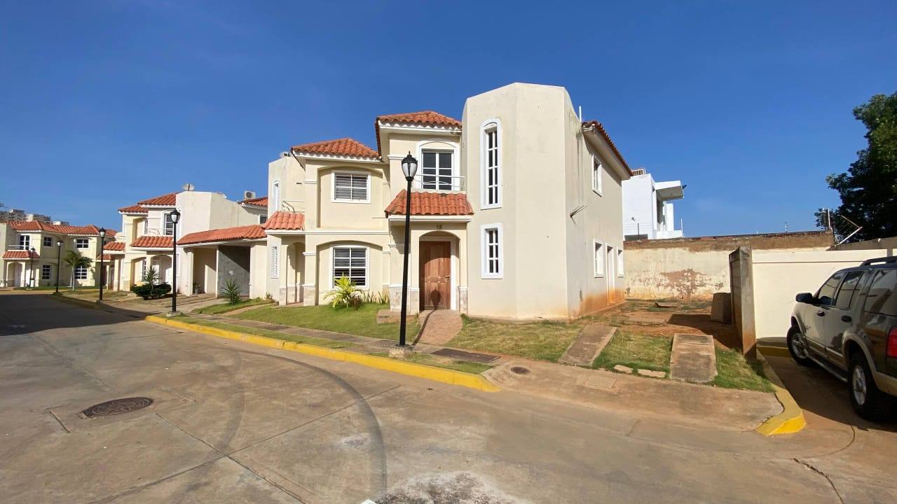 Fachada del townhouse en esquina en Villa Costa Dorada, Lago Mar Beach, Maracaibo, Zulia